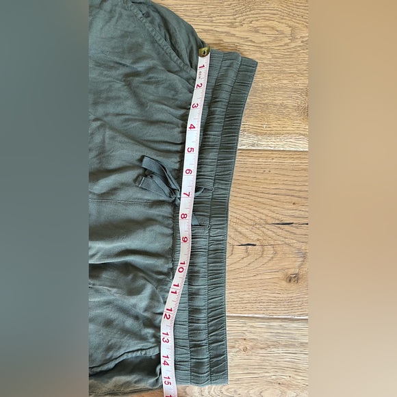 Aritzia TNA TALULA joggers in olive green - Picture 7 of 7